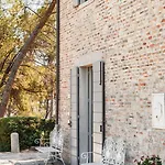 Mit Garten Und Schwimmbad In Den Huegeln Der Marken- By Interhome *