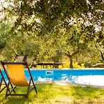 Mit Garten Und Schwimmbad In Den Huegeln Der Marken- By Interhome شقة بيزارو